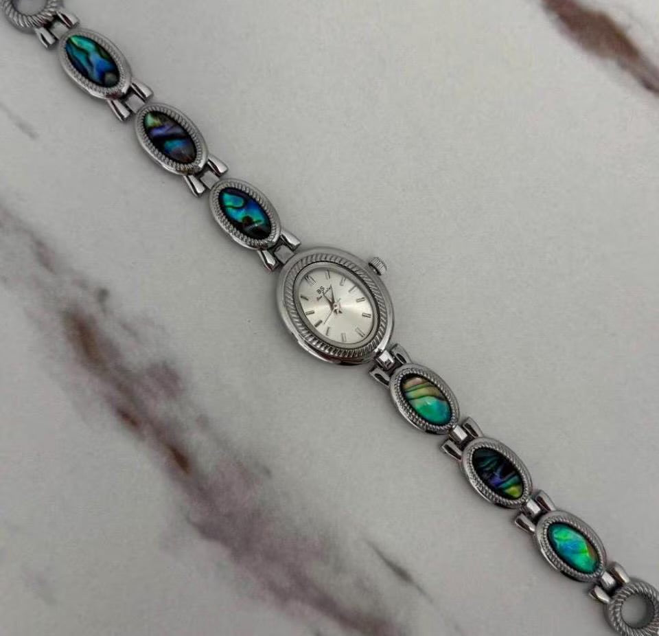montre vintage en or et pierres bleues en ormeau, montre délicate