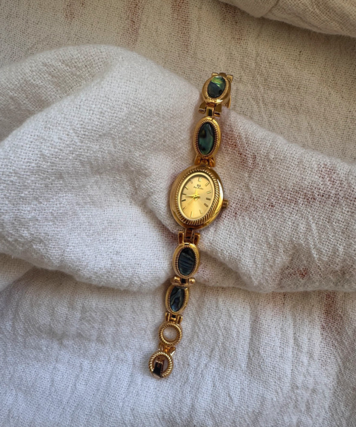 montre vintage en or et pierres bleues, montre délicate en ormeau à l'ancienne