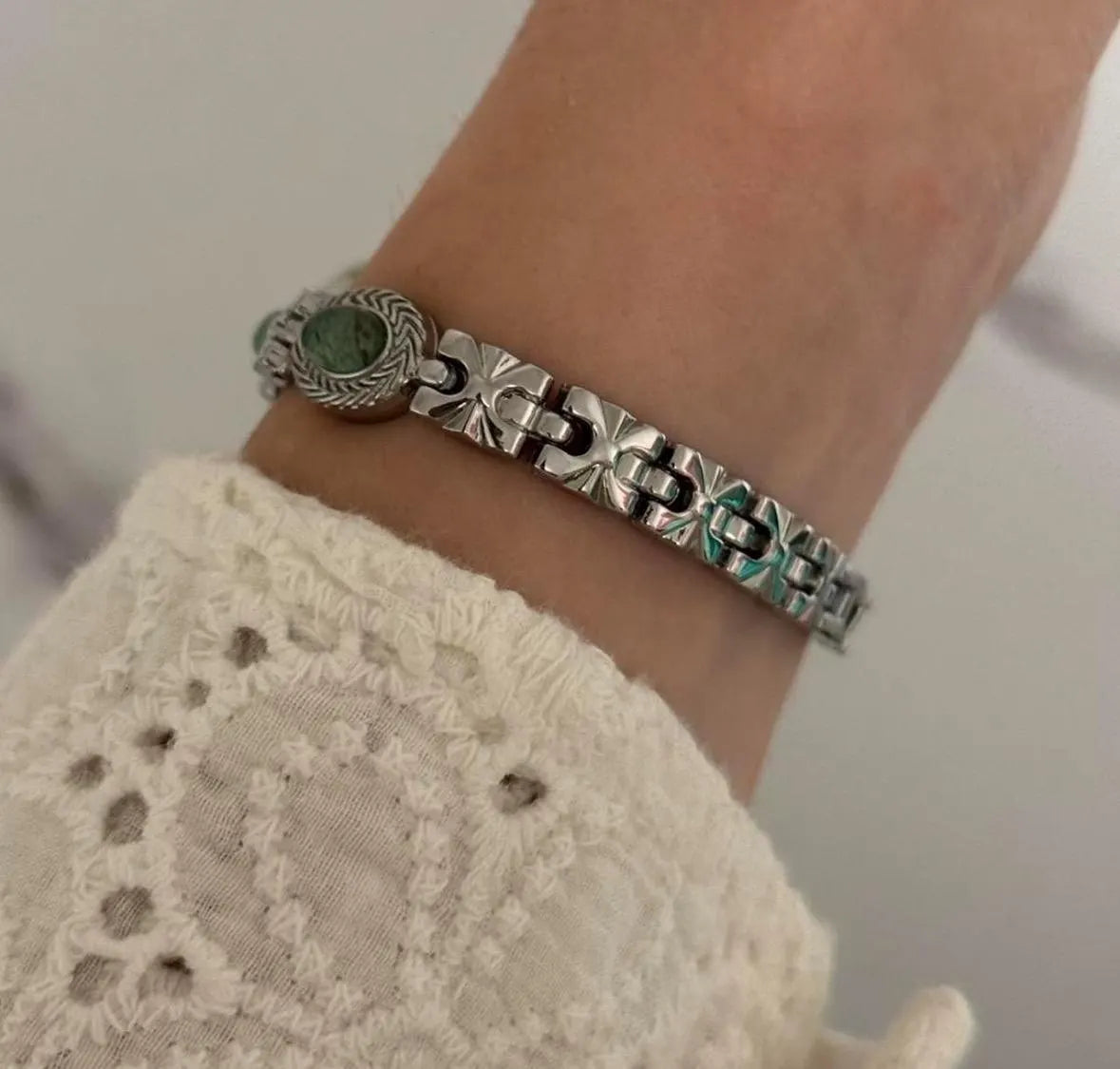 Montre vintage en argent délicat, montre pour femme avec pierres précieuses vertes