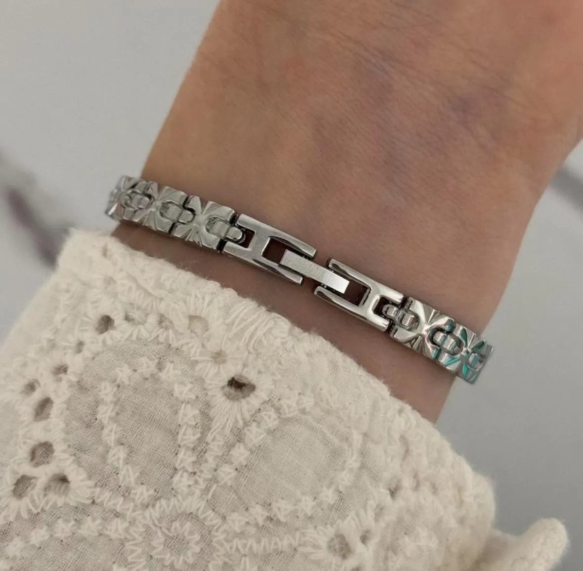Montre vintage en argent délicat, montre pour femme avec pierres précieuses vertes