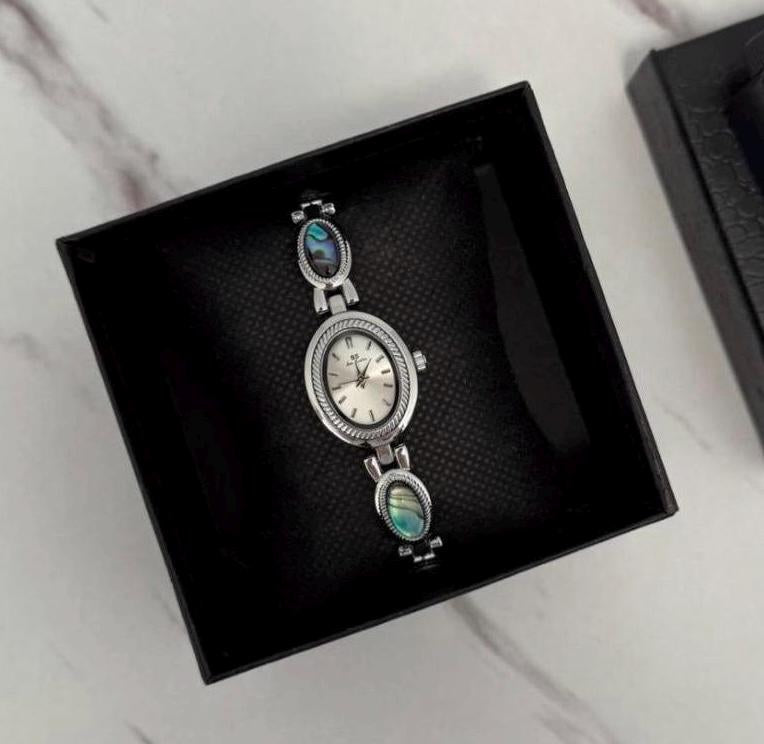 montre vintage en or et pierres bleues en ormeau, montre délicate