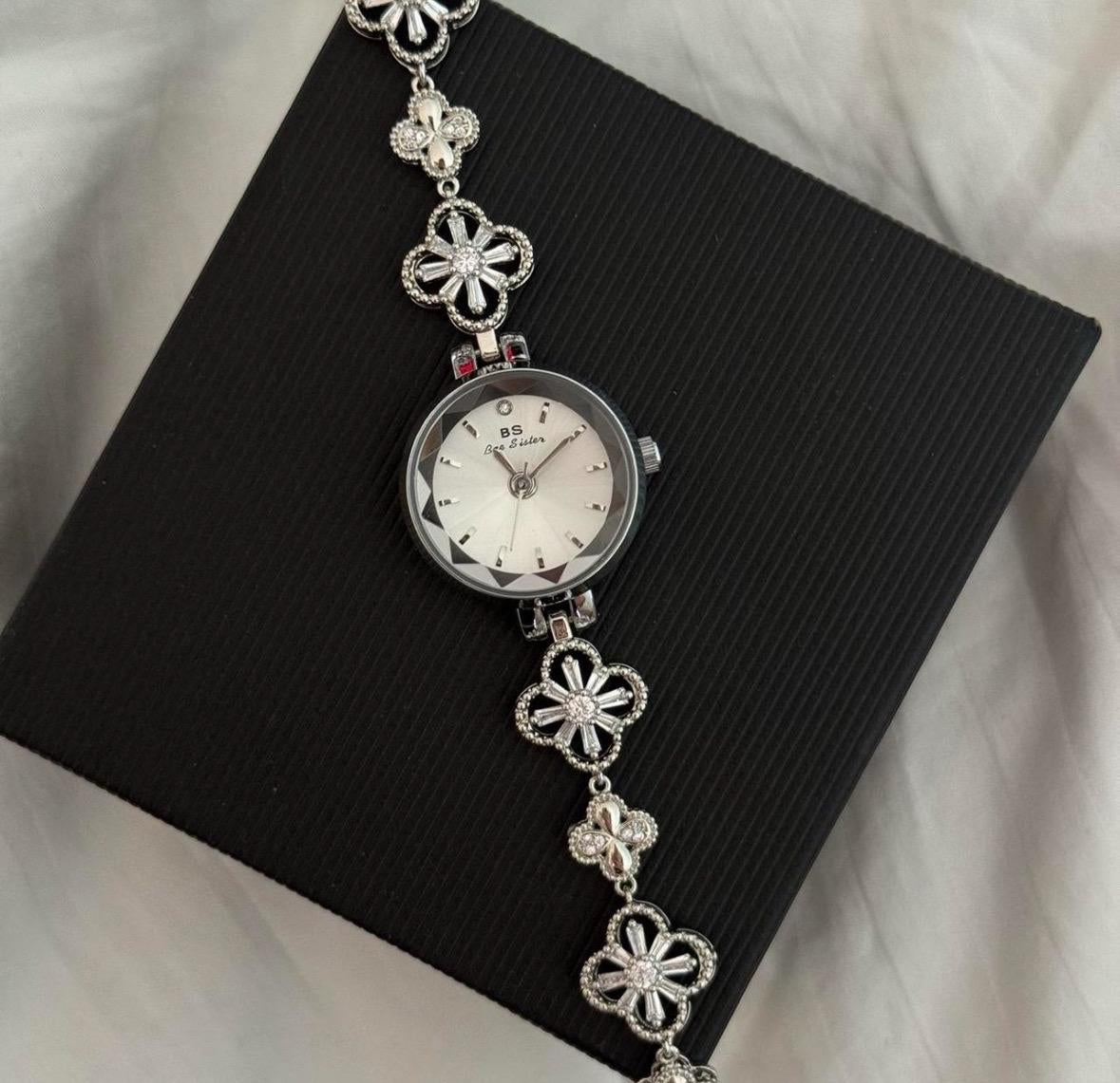 Montre femme vintage en argent avec motif floral