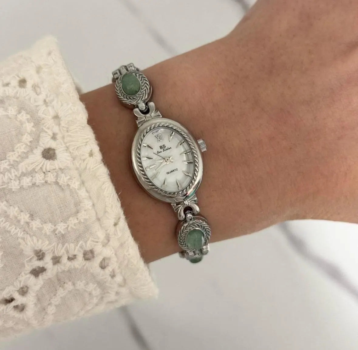 Montre vintage en argent délicat, montre pour femme avec pierres précieuses vertes