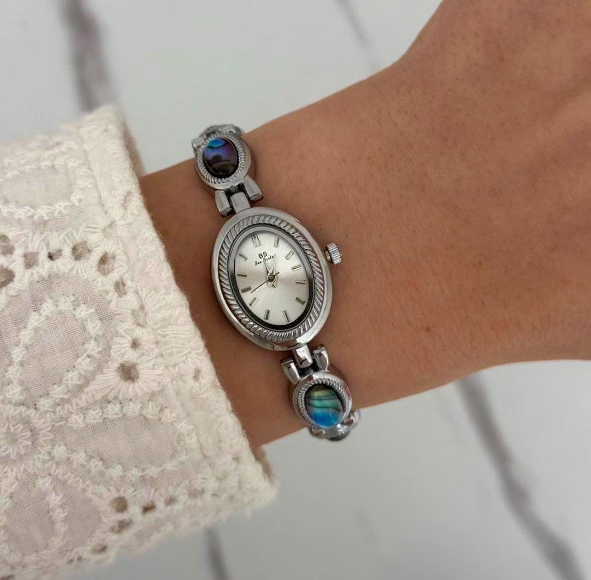 montre vintage en or et pierres bleues en ormeau, montre délicate