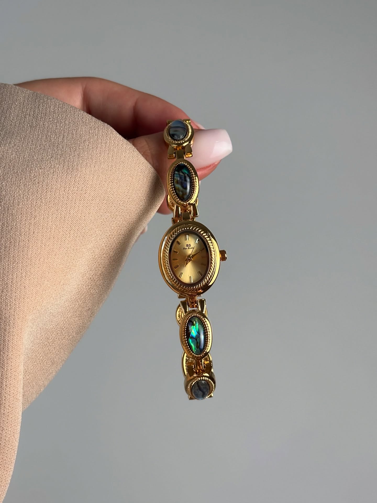 montre vintage en or et pierres bleues, montre délicate en ormeau à l'ancienne