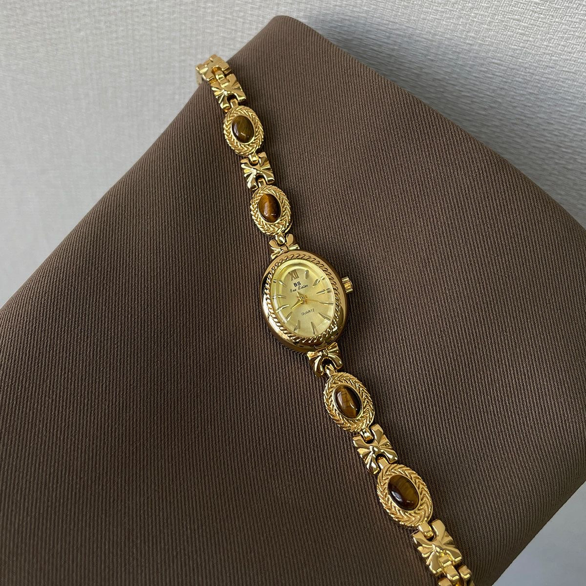 Montre vintage œil de tigre, montre femme délicate et ancienne