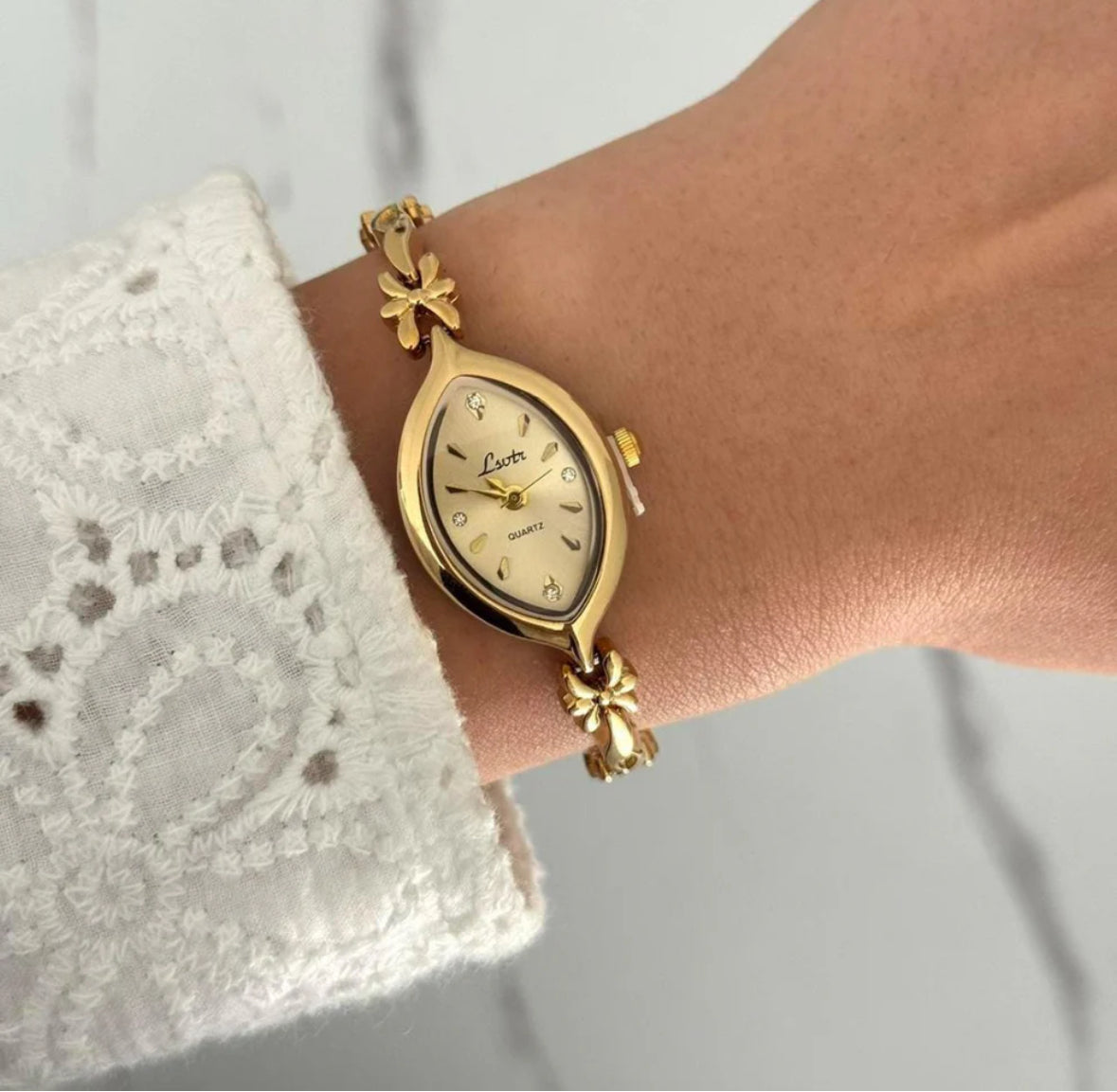 Montre vintage en or, montre femme délicate en pierres précieuses