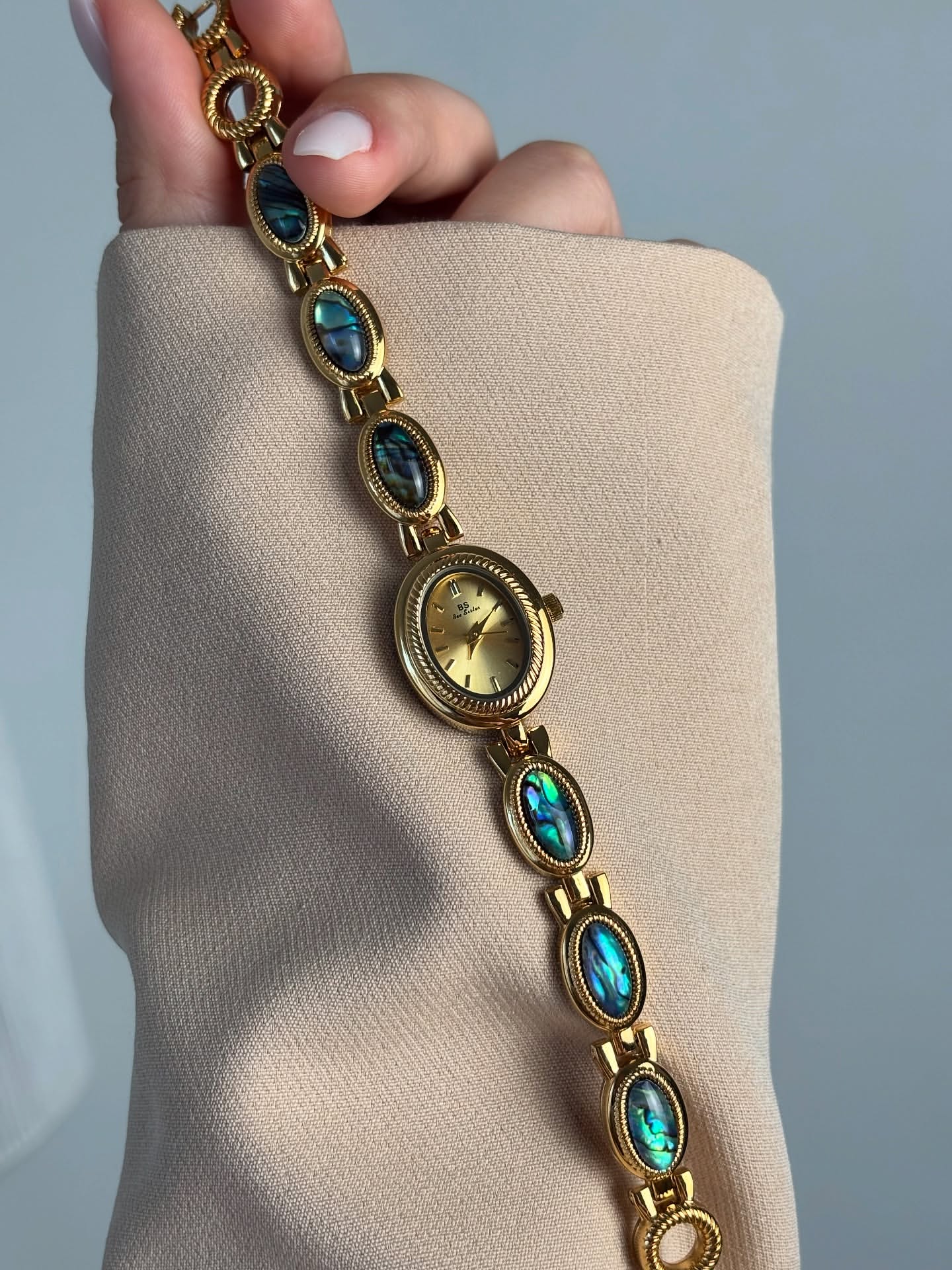 montre vintage en or et pierres bleues, montre délicate en ormeau à l'ancienne
