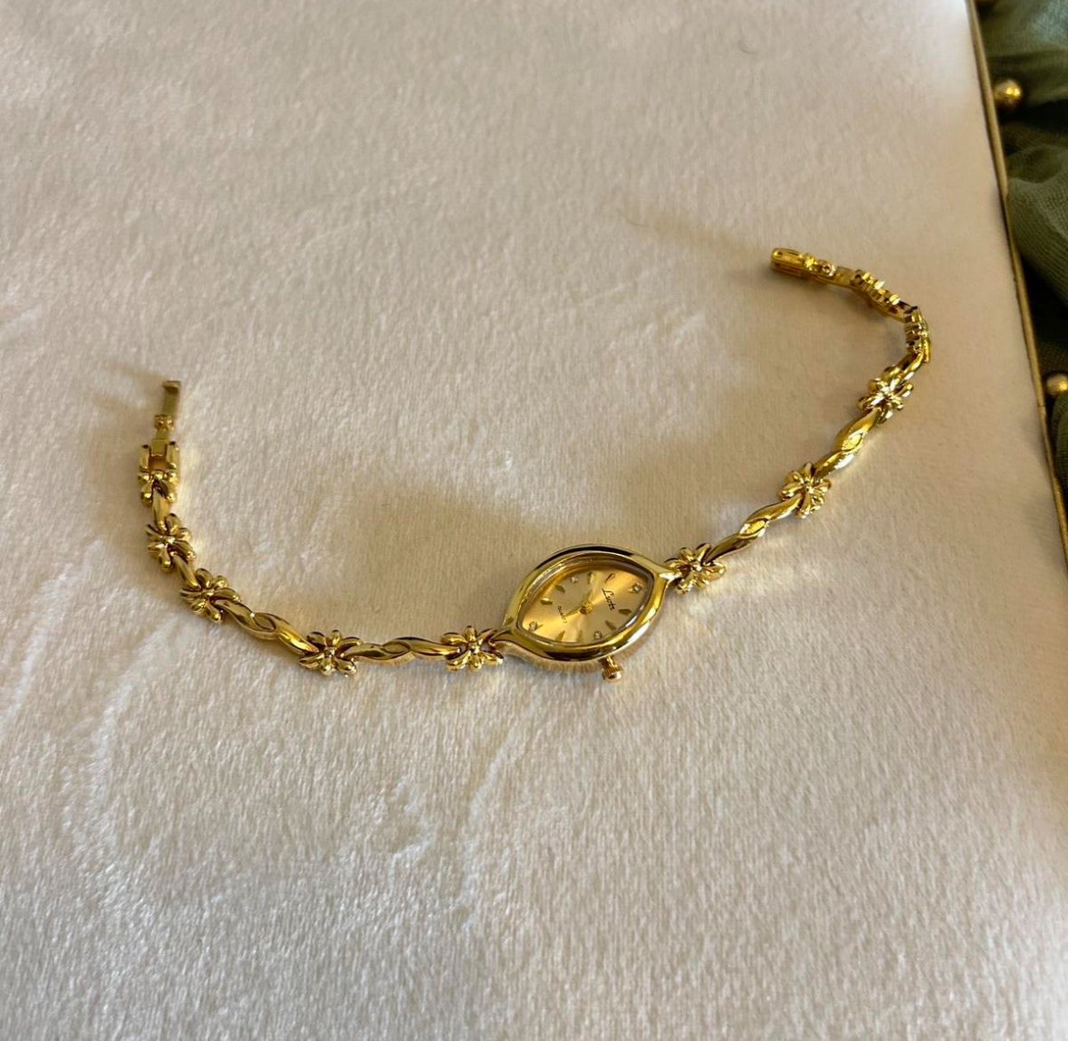 Montre vintage en or, montre femme délicate en pierres précieuses