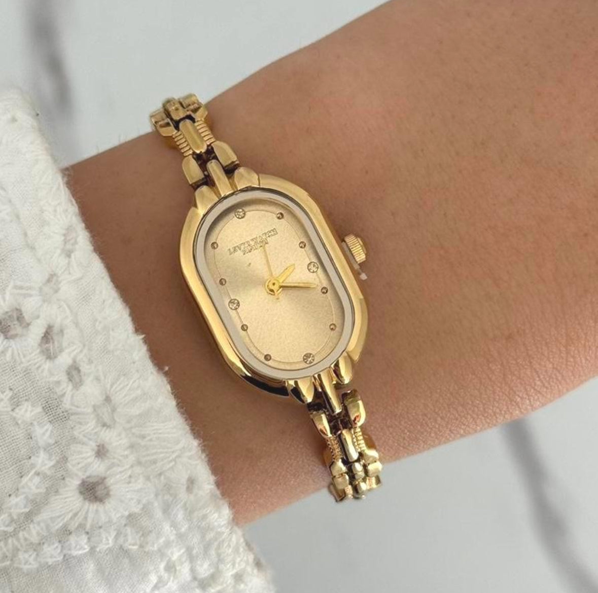 Montre vintage en or, montre femme délicate en pierres précieuses