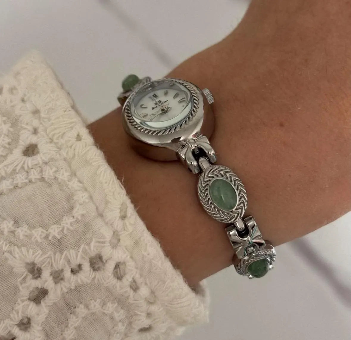 Montre vintage en argent délicat, montre pour femme avec pierres précieuses vertes