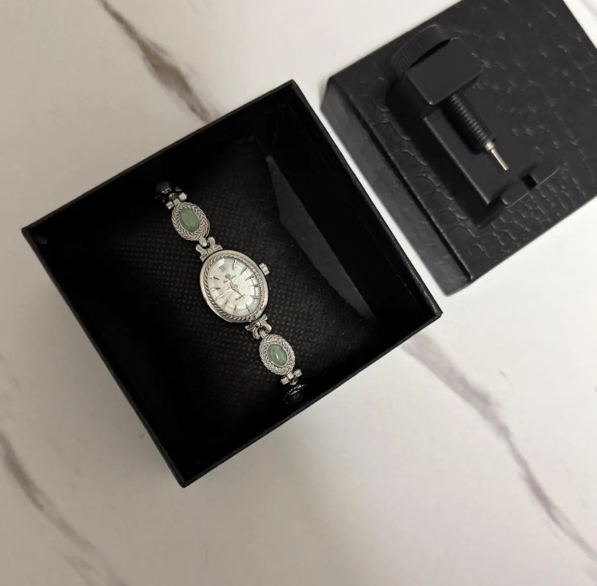 Montre vintage en argent délicat, montre pour femme avec pierres précieuses vertes