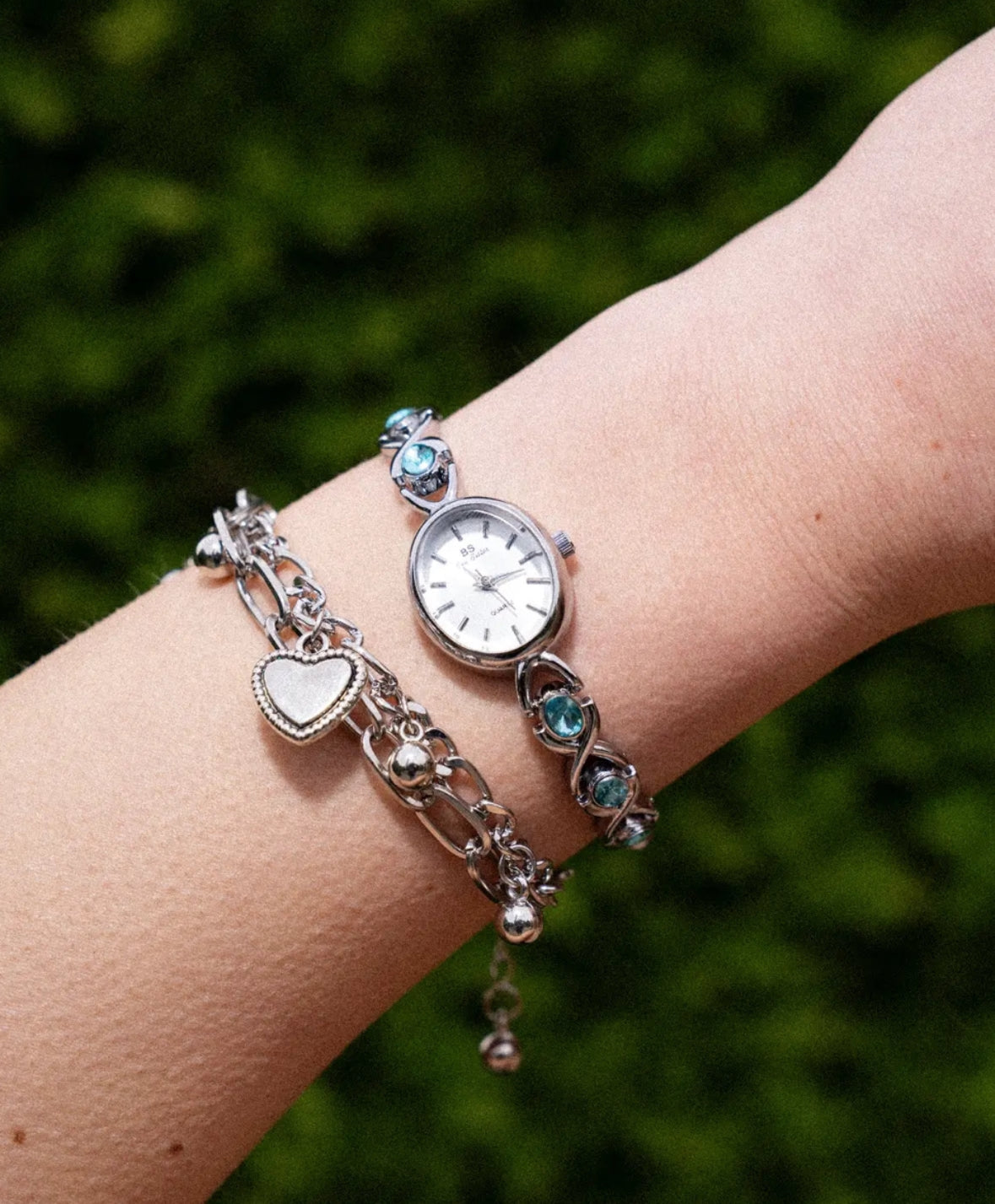 Montre vintage en argent délicat, montre pour femme avec pierres précieuses