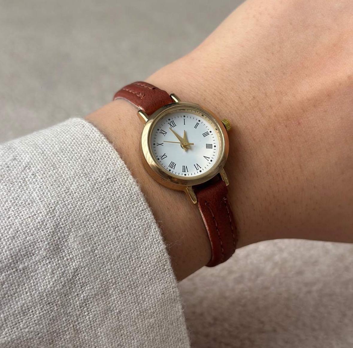 Montre femme vintage en cuir doré, montre vintage délicate, montre vintage en cuir doré