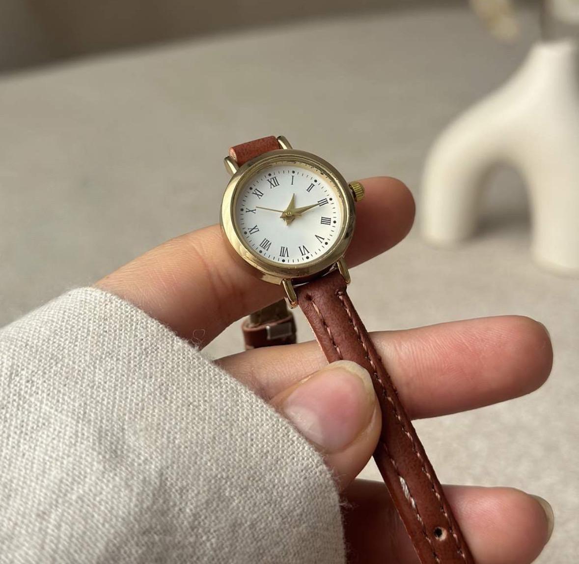 Montre femme vintage en cuir doré, montre vintage délicate, montre vintage en cuir doré