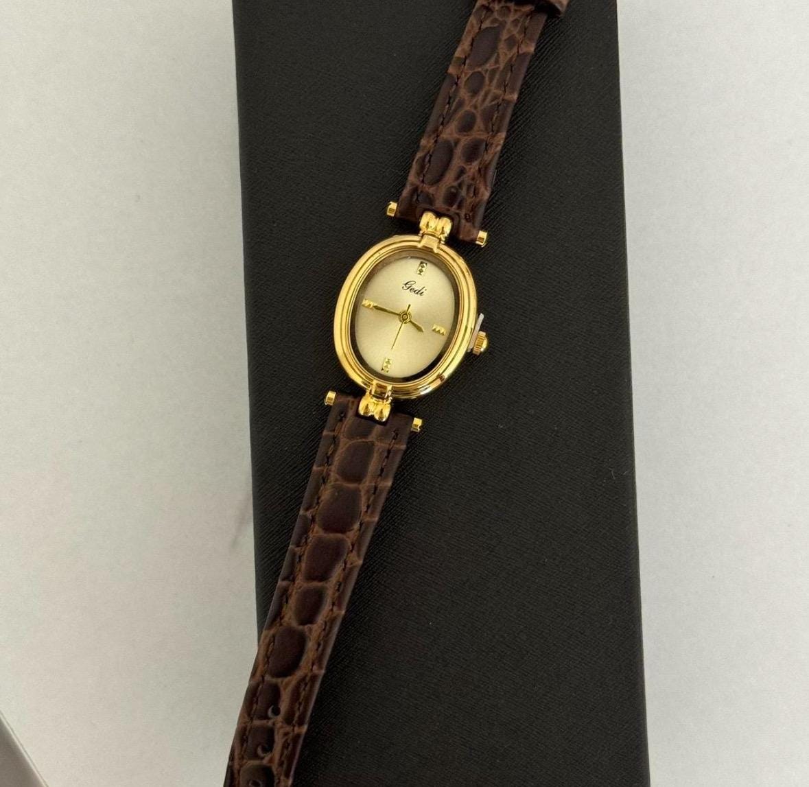Montre vintage délicate, montre à bracelet en cuir, montre en or, montre à argent ancien