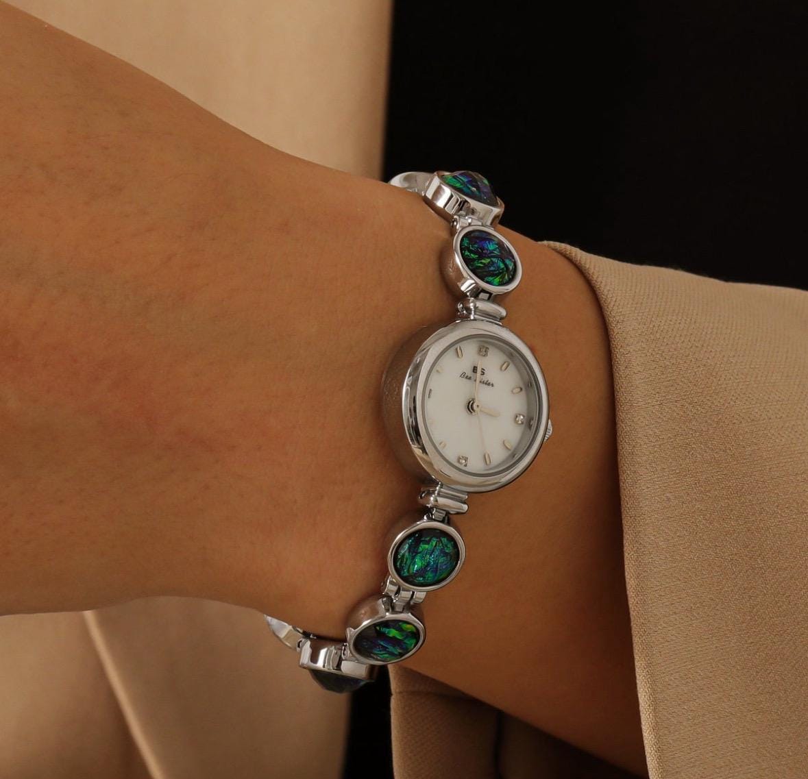 Montre vintage en argent délicat, montre pour femme avec pierres précieuses