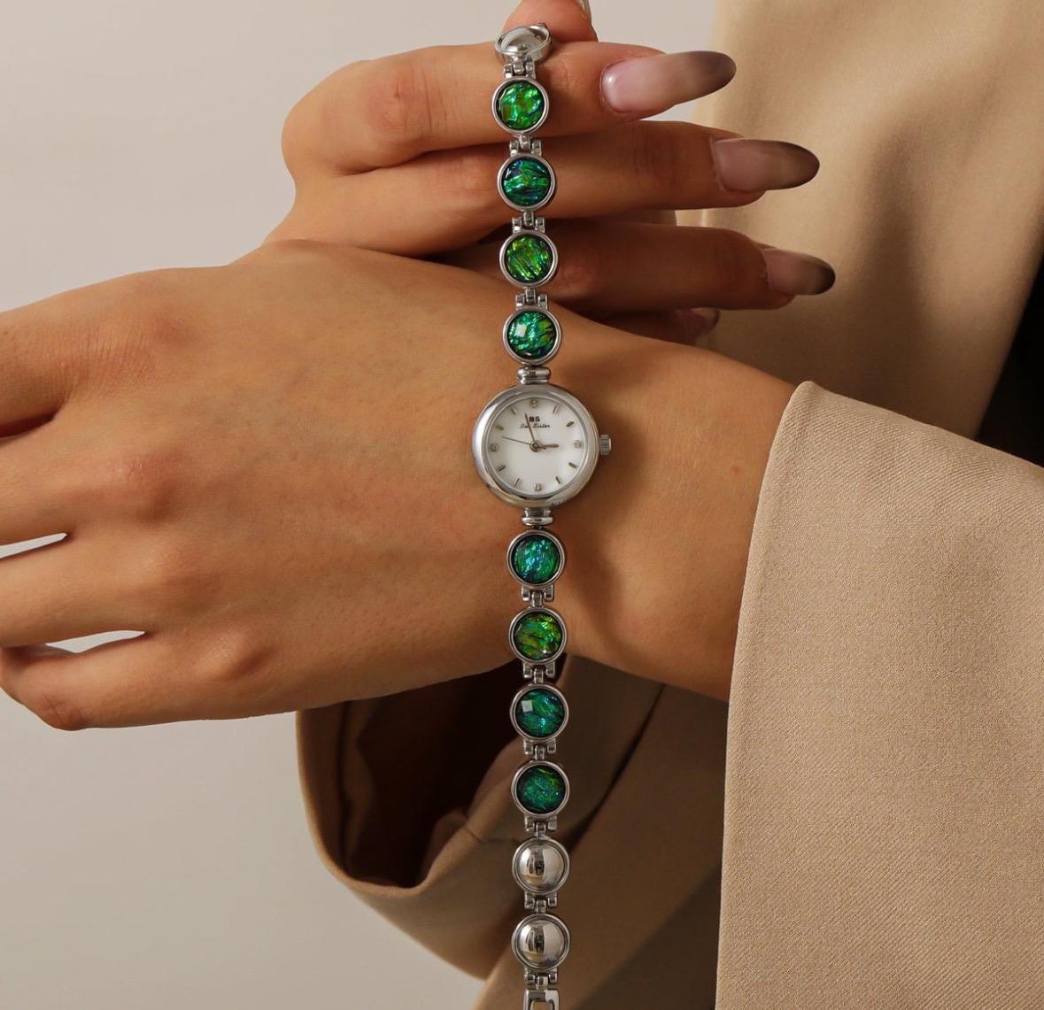 Montre vintage en argent délicat, montre pour femme avec pierres précieuses