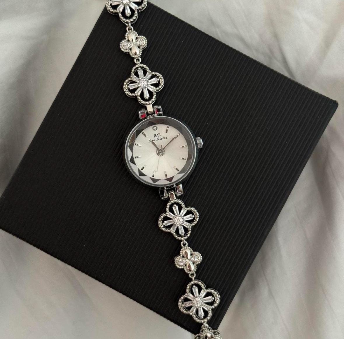 Montre vintage en argent délicat, montre pour femme avec pierres précieuses