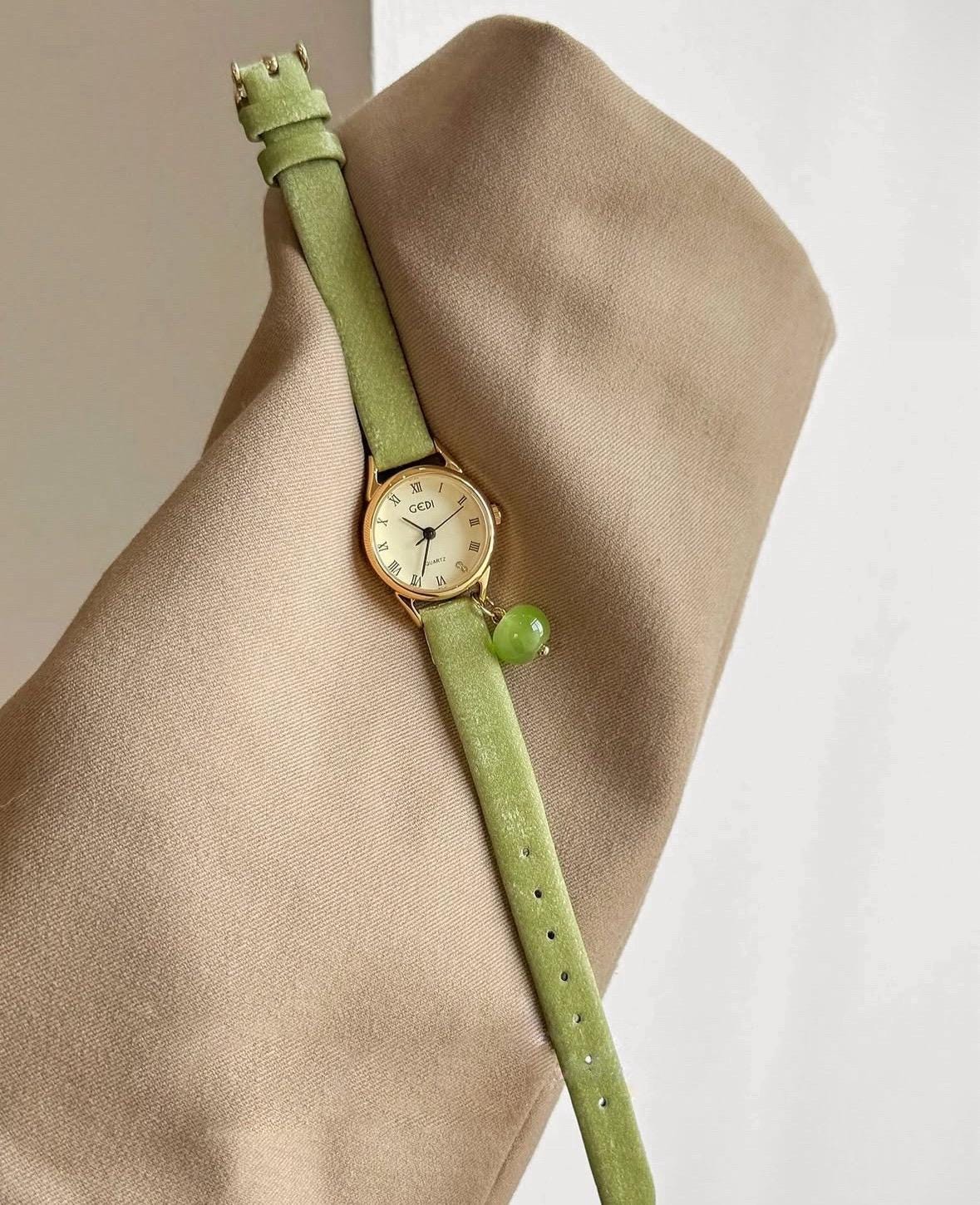 montre vintage, montre verte délicate, montre ovale carrée en cuir pour femme