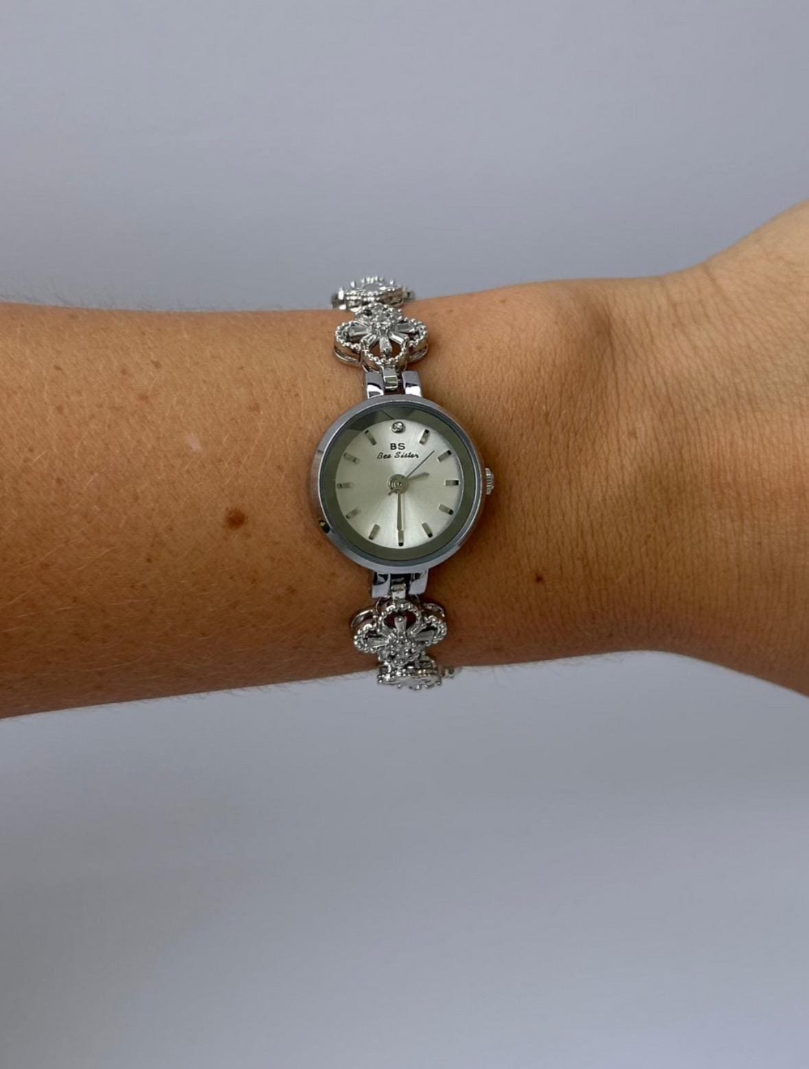 Montre femme vintage en argent avec motif floral