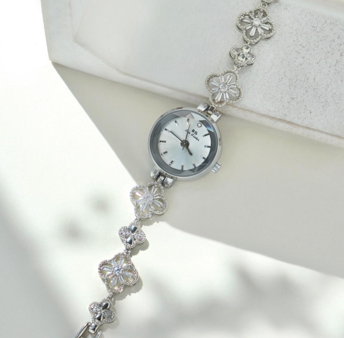 Montre femme vintage en argent avec motif floral
