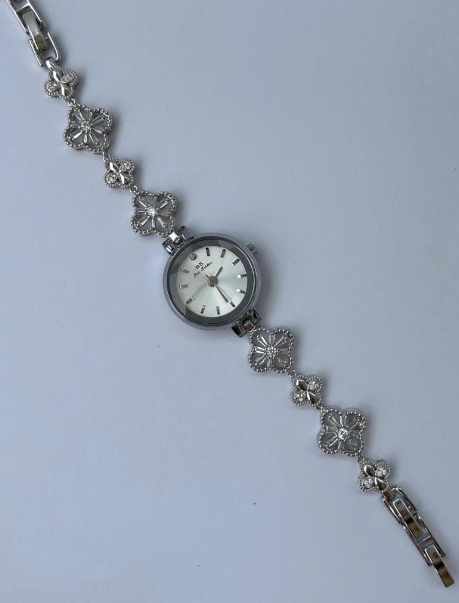 Montre femme vintage en argent avec motif floral