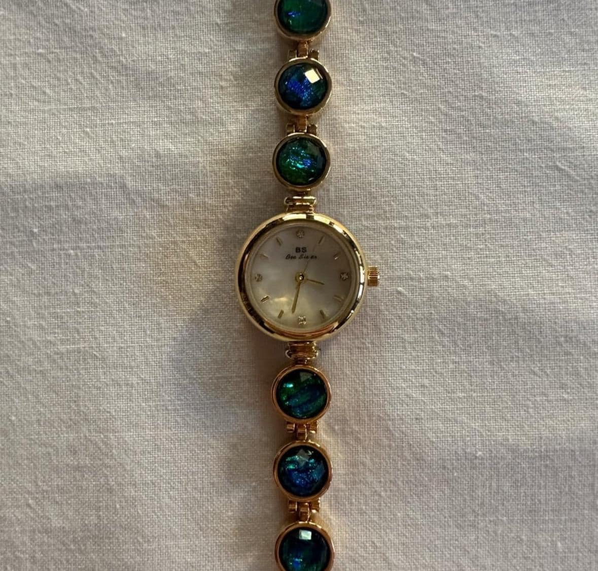 Montre vintage délicate en or, montre ancienne en ormeau