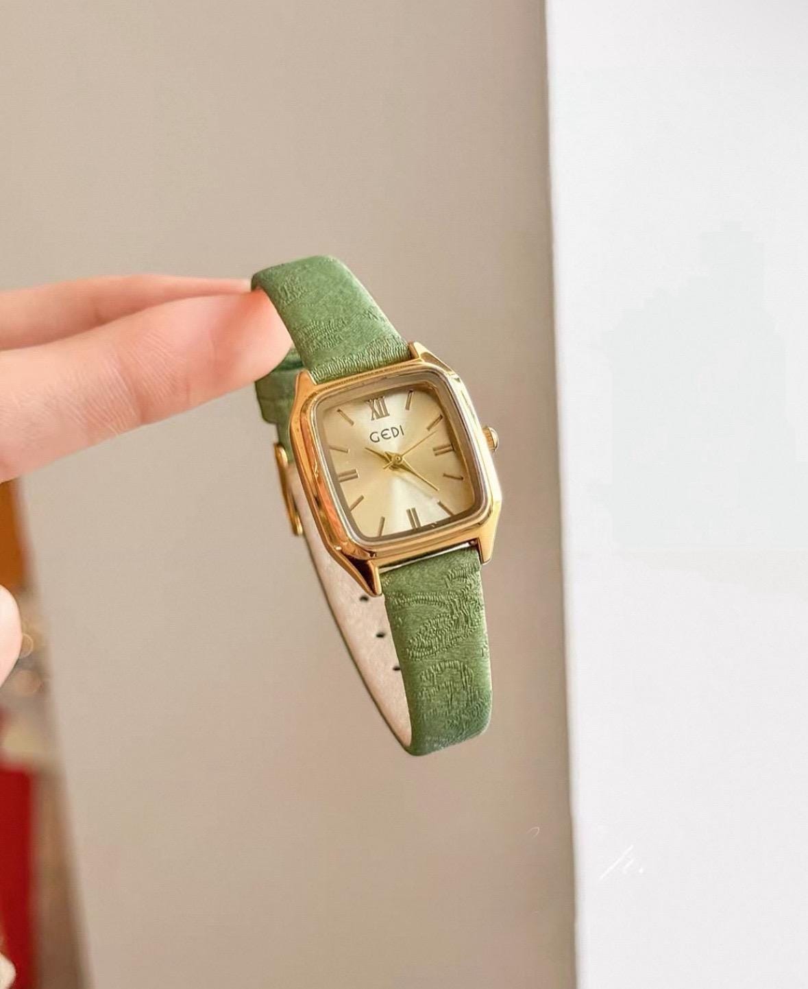 montre vintage, montre verte délicate, montre ovale carrée en cuir pour femme
