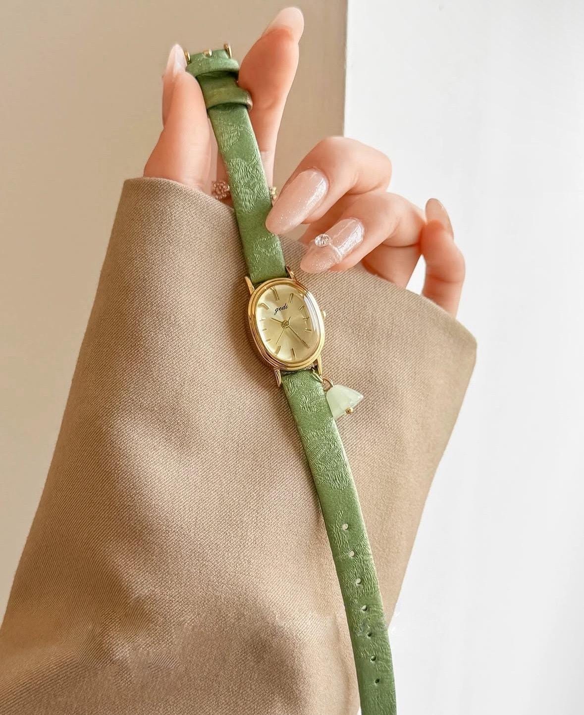 montre vintage, montre verte délicate, montre ovale carrée en cuir pour femme
