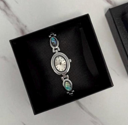 montre vintage en or et pierres bleues en ormeau, montre délicate