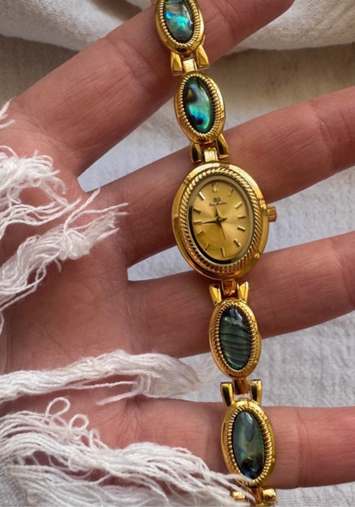montre vintage en or et pierres bleues, montre délicate en ormeau à l'ancienne