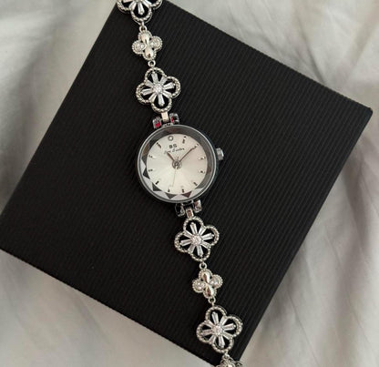 Montre femme vintage en argent avec motif floral