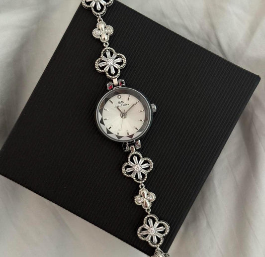Montre femme vintage en argent avec motif floral