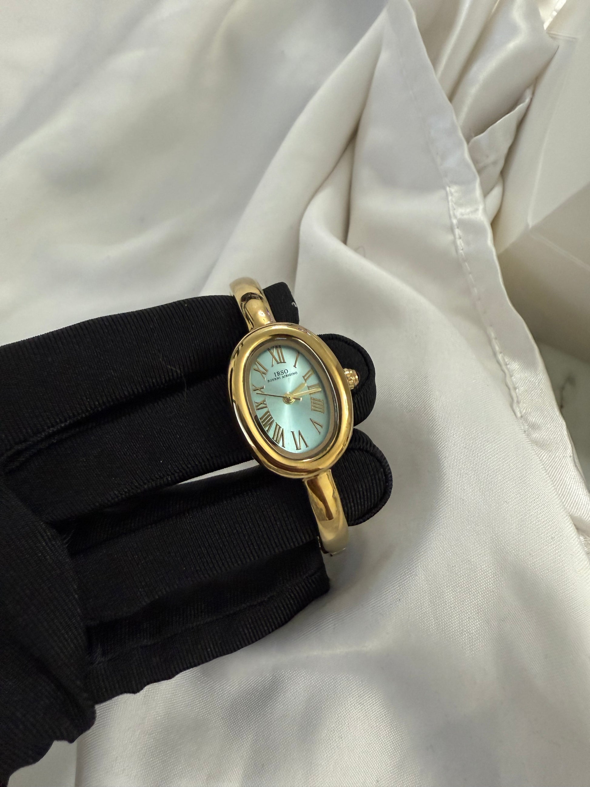 Gold bangle watch watch | Vintage inspired - PrettyCuteWrist
