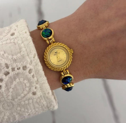Montre vintage en or et pierres bleues en ormeau, montre délicate