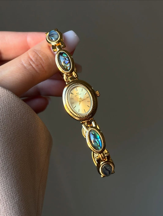 montre vintage en or et pierres bleues, montre délicate en ormeau à l'ancienne
