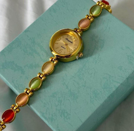 Montre vintage délicate en or, montre ancienne en pierres précieuses