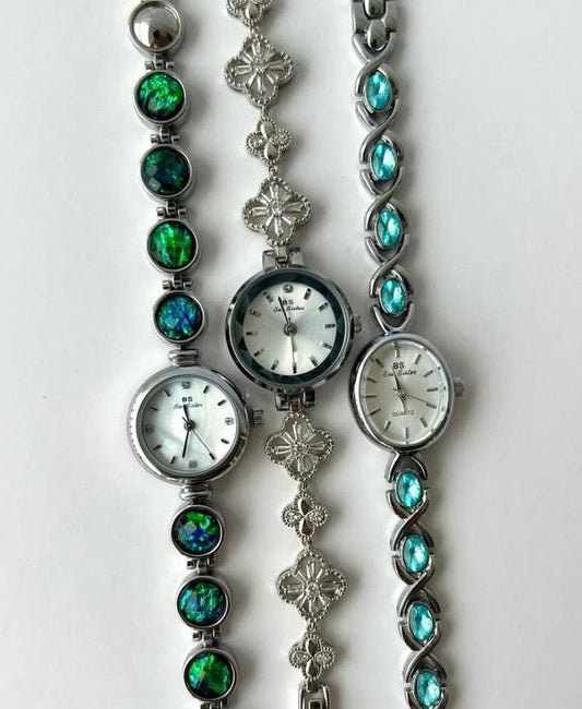 Montre vintage en argent délicat, montre pour femme avec pierres précieuses
