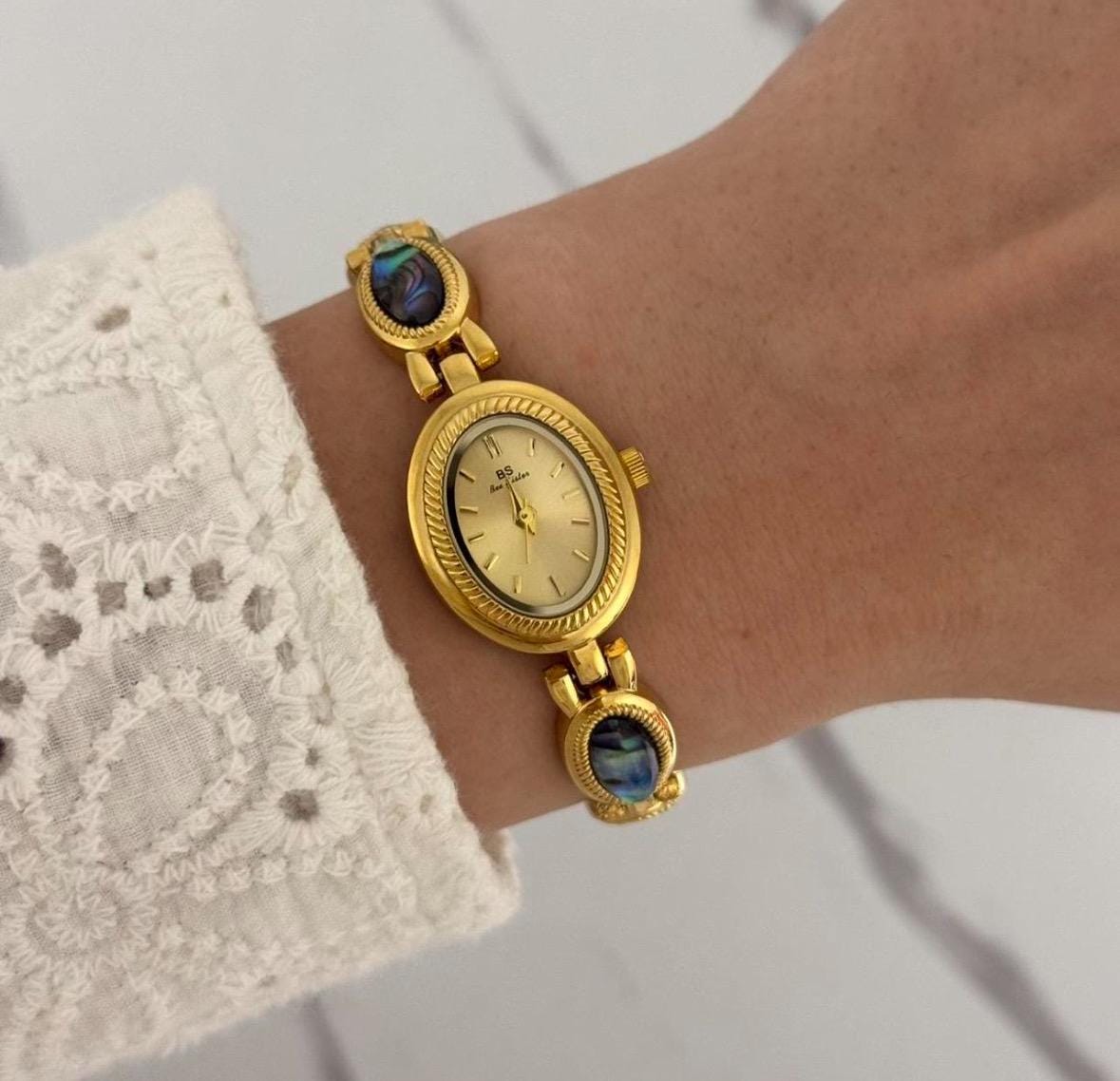 montre vintage en or et pierres bleues, montre délicate en ormeau à l'ancienne